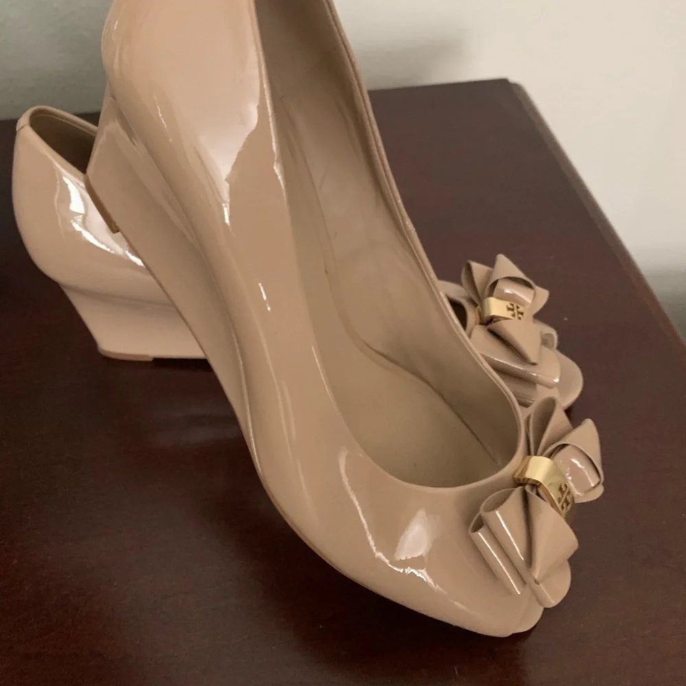 Tory Burch Nude Patent Leather Bow Wedge Pumps